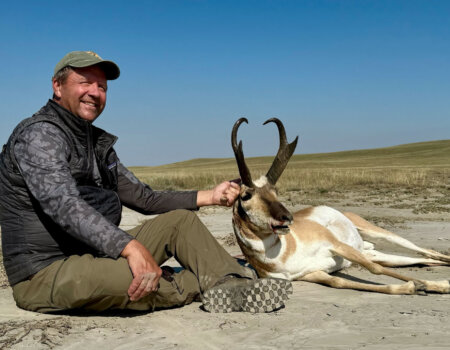 wta_1453_antelope-with-hunter