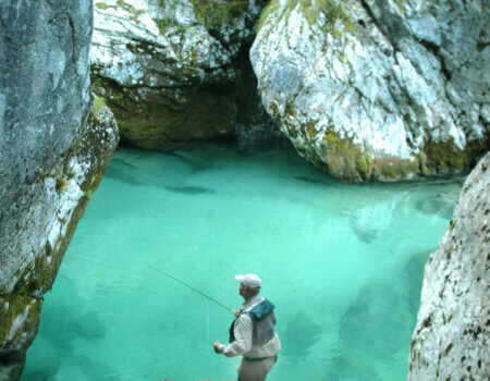 SLOVENIJA , LEPENA , SEPTEMBER 2003
REKA SOCA. RIBIC MUHARI NA REKI SOCI. REKREACIJA.
FOTO: SRDJAN ZIVULOVIC/BOBO