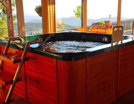 wta_2534_lodge hot tub (1)
