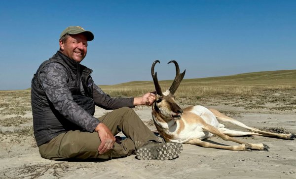 wta_1453_antelope-with-hunter