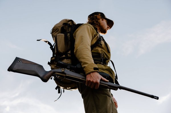 wtar-0024-gunwerks-rifle-with-scope-holding-standing