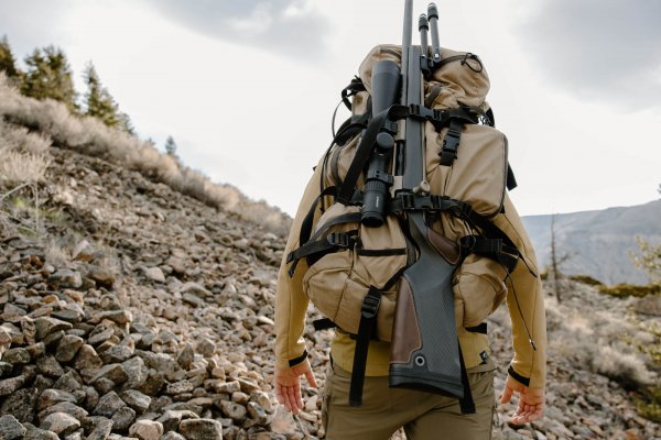 wtar-0024-gunwerks-rifle-with-scope-strapped-backpack